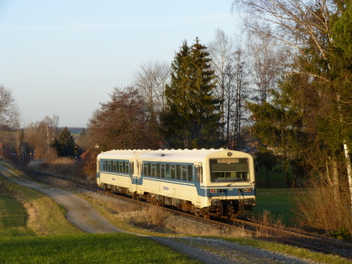 verläßt die Staudenbahn am 19.12.2015 den Bahnhof Markt Wald in Richtung Augsburg.